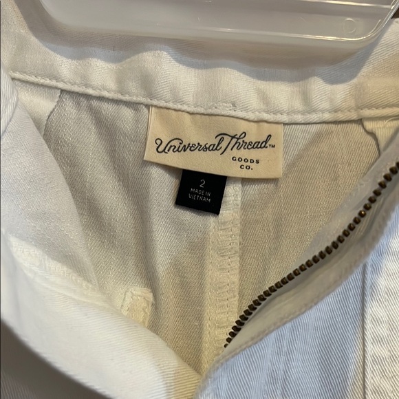 White Women's Shorts size 2 NWT - Picture 4 of 4